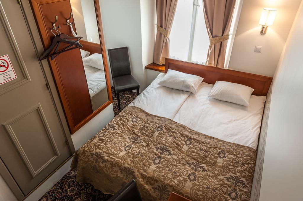 Hotel Three Crowns Residents Tallin Exterior foto
